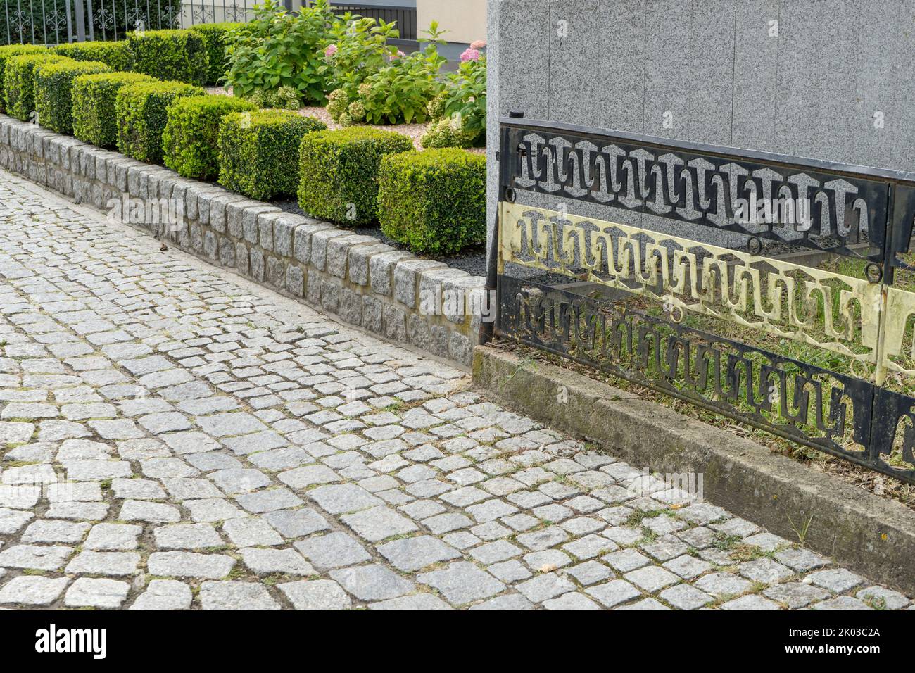 Giardini di fronte con legno di bosso e pietre Foto Stock