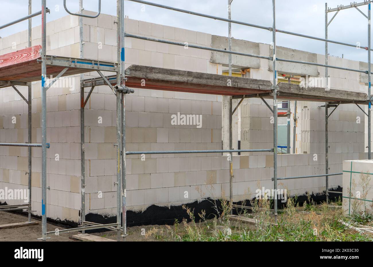 Costruzione di conchiglie di un edificio con ponteggi Foto Stock