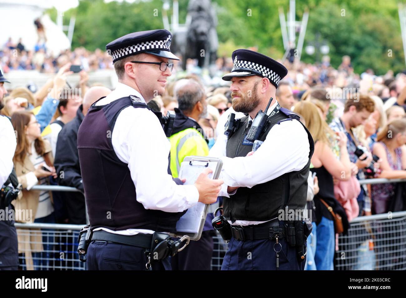 Buckingham Palace, Londra, Regno Unito – Venerdì 9th settembre 2022 – gli alti funzionari di polizia gestiscono la sicurezza e l'ordine pubblico mentre grandi folle si riuniscono fuori Buckingham Palace per piangere la morte della Regina Elisabetta II Foto Steven Maggio / Alamy Live News Foto Stock