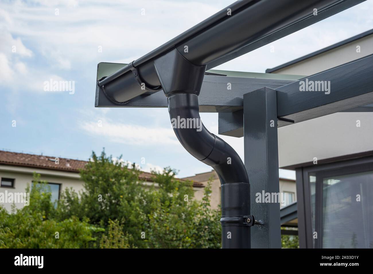 Nuova grondaia su un carport o riparo. Foto Stock