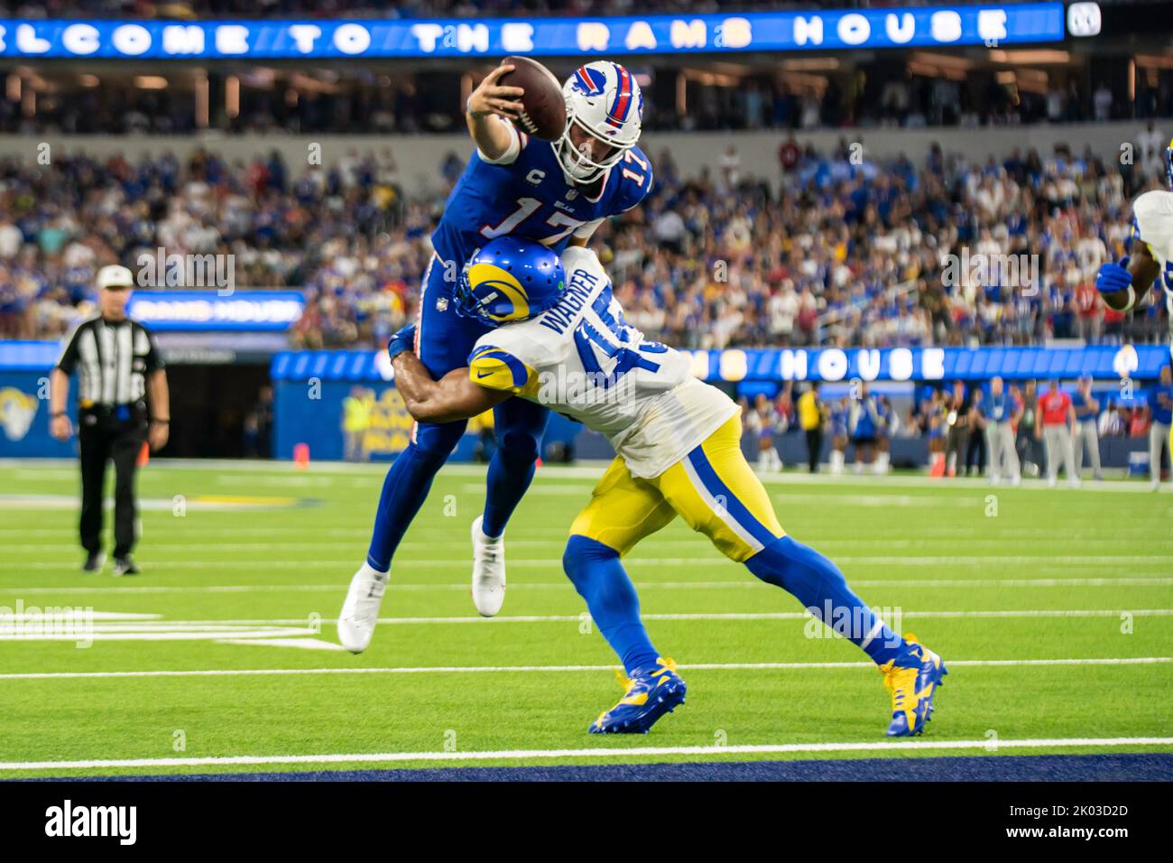 Il quartback di Buffalo Bills Josh Allen (17) salta e raggiunge un touchdown Los Angeles Rams linebacker Bobby Wagner (45) tenta un'azione durante una N Foto Stock