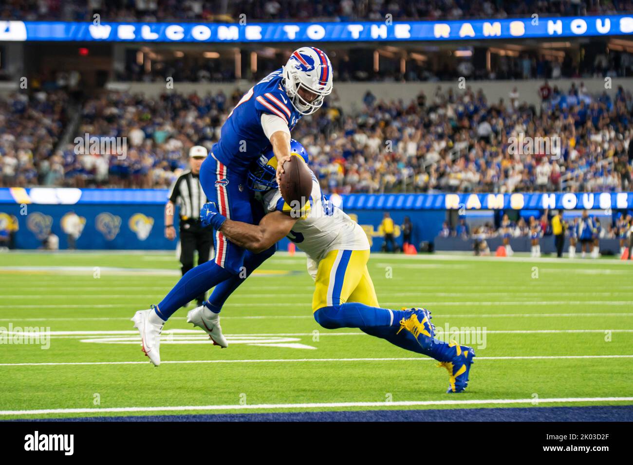 Il quartback di Buffalo Bills Josh Allen (17) salta e raggiunge un touchdown Los Angeles Rams linebacker Bobby Wagner (45) tenta un'azione durante una N Foto Stock