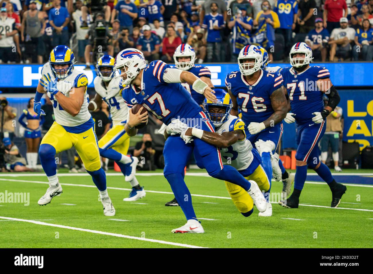 Josh Allen (17) è affrontato dal linebacker Ernest Jones (53) di Los Angeles Rams durante una partita della NFL, giovedì 8 settembre 2022, Foto Stock