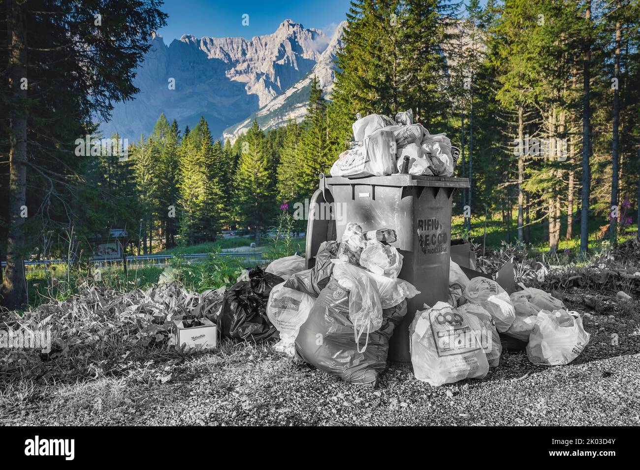 Spazzatura abbandonata lungo una strada di montagna nelle Dolomiti, turismo di massa, turismo insostenibile, Dolomiti, Veneto, Italia Foto Stock