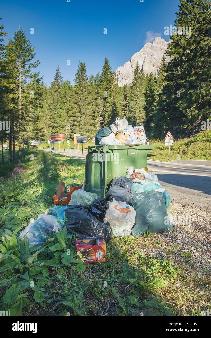 Spazzatura abbandonata lungo una strada di montagna nelle Dolomiti, turismo di massa, turismo insostenibile, Dolomiti, Veneto, Italia Foto Stock