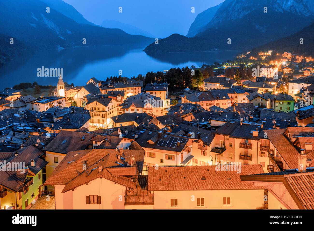 Italia, Trentino Alto Adige, provincia di Trento, Molveno. Vista sopraelevata di notte sul lago e sul paese di Molveno Foto Stock