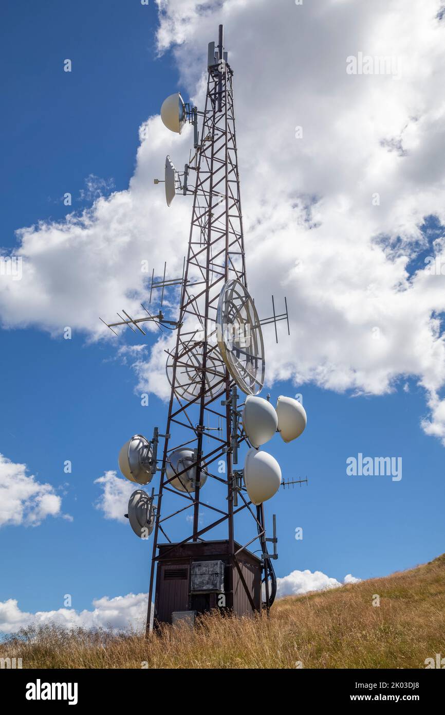 Italia, Trentino, provincia di Trento, Predazzo, Dos Capel. torre con antenne e parabole per radio e telecomunicazioni Foto Stock