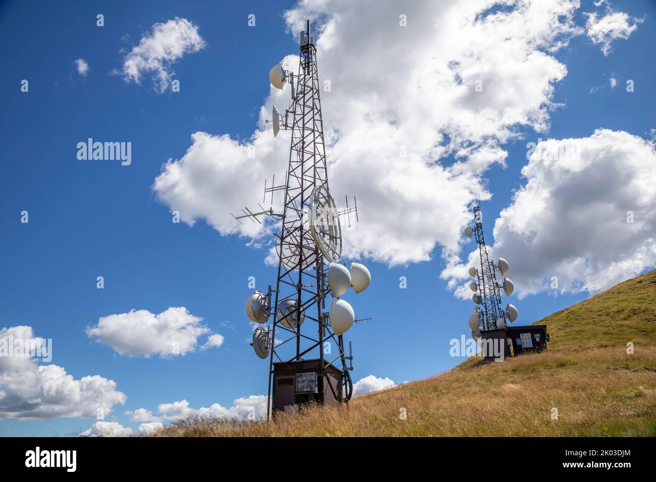 Italia, Trentino, provincia di Trento, Predazzo, Dos Capel. torre con antenne e parabole per radio e telecomunicazioni Foto Stock