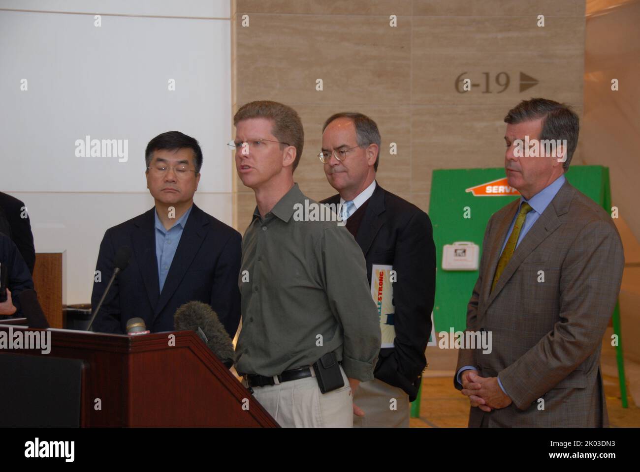 Nashville, Tennessee, ha visitato il Segretario dell'HUD Shaun Donovan e il Segretario del Commercio Gary Locke a seguito delle inondazioni della città. Foto Stock