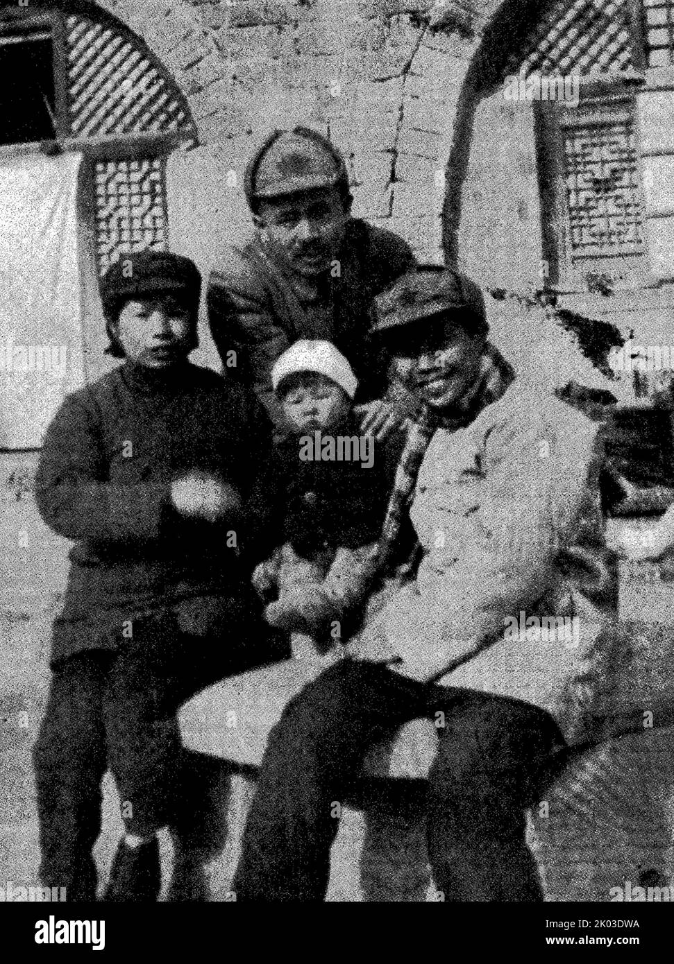 Ren Bishi e Chen Congying con Liu Ying. Il bambino nella foto è Yuanzheng, la figlia di Chen Congying a Ganzi durante la lunga marcia. Ren Bishi era un leader militare e politico nel primo Partito comunista cinese. Nei primi anni '1930s, Foto Stock