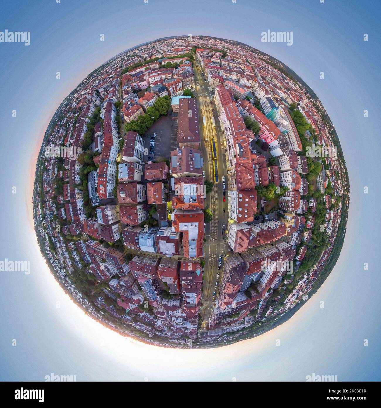 Vista aerea a 360° di Stoccarda ovest al crepuscolo piccolo pianeta Foto Stock