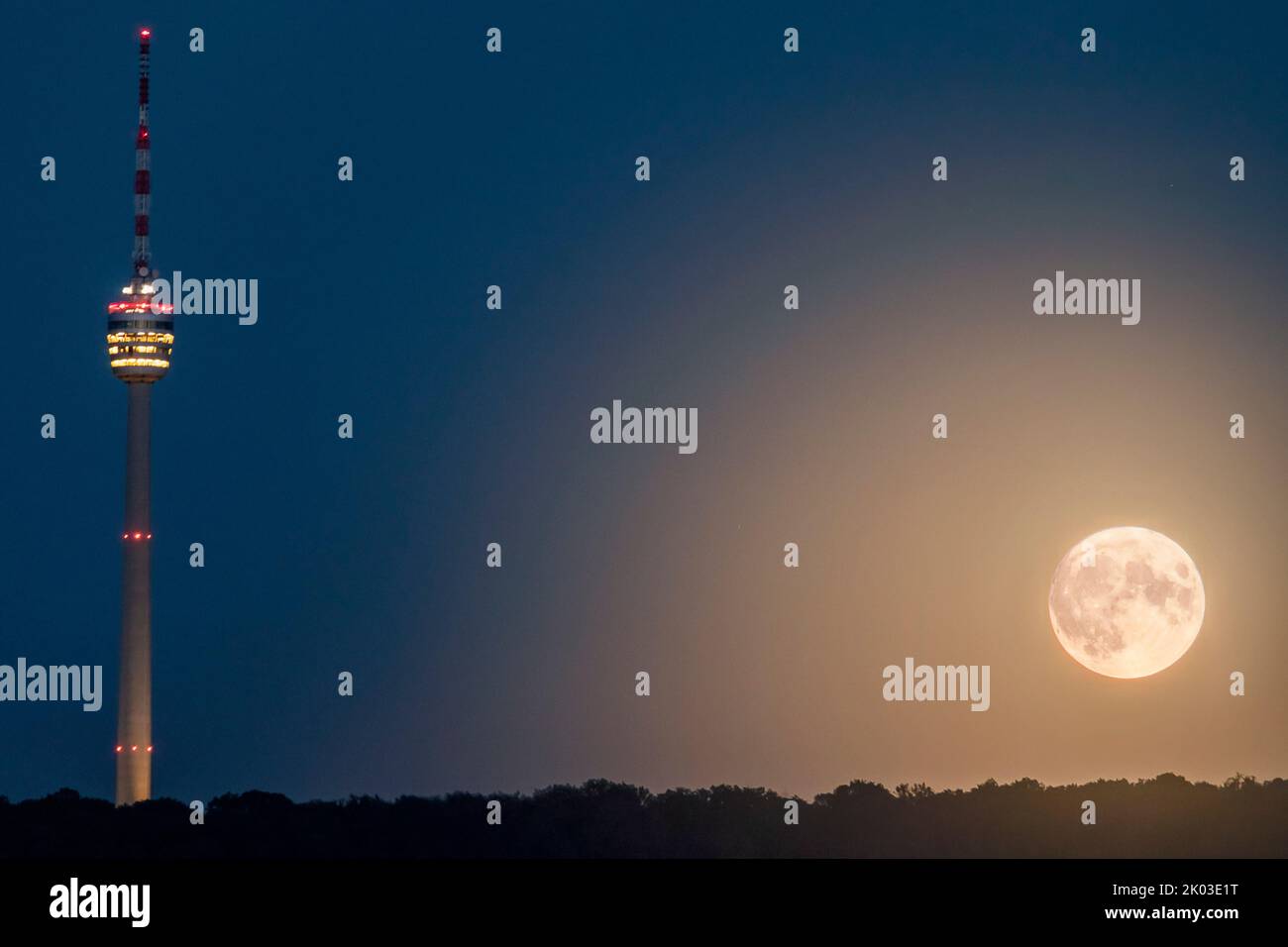 Torre televisiva di Stuttgart e luna piena in ascesa Foto Stock