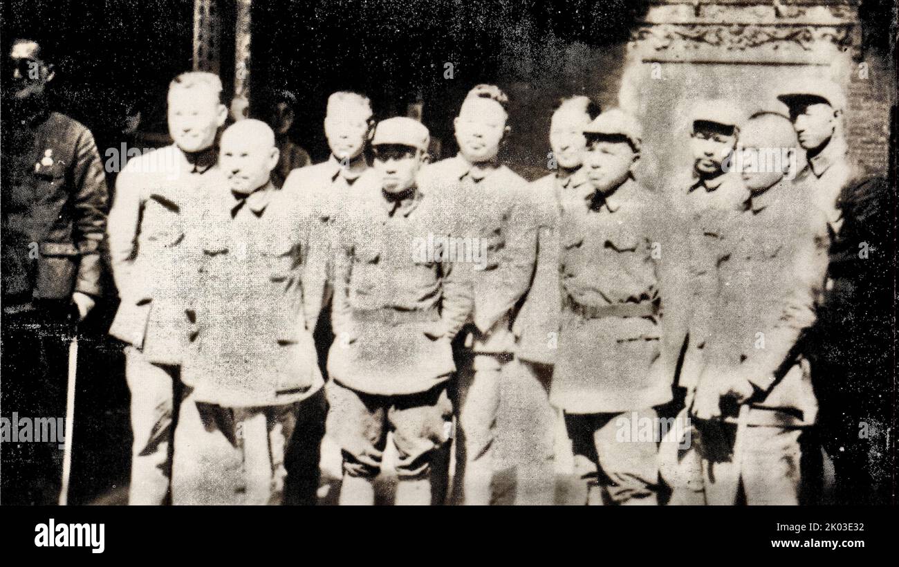 Negoziati tra il Kuomintang e il Partito Comunista, il Partito Kuomintang ha inviato una delegazione al Comitato Centrale del Partito Comunista Cinese a Yan'an e alla stazione dell'Armata Rossa a Guanzhong, Shaanxi. Il Comitato Centrale del Partito Comunista Cinese ha inviato Cai Jianying e Chen Geng ad accompagnare l'ispezione. Questa è una foto di gruppo di Ren Bishi (terzo da destra) e di loro quando la delegazione è arrivata in prima linea dell'esercito rosso a Sanyuan Yunyang Town. Foto Stock