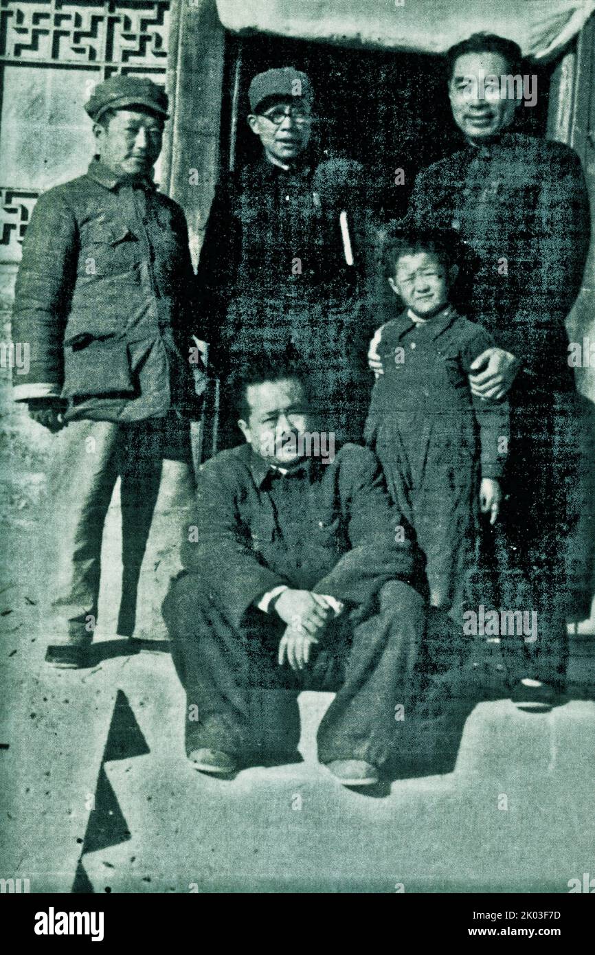 Zhou en Lai (a destra) con Ren Bishi (seduto) durante la lunga marcia. 1935. Ren Bishi era un leader militare e politico nel primo partito comunista cinese. Nei primi anni '1930s, Foto Stock