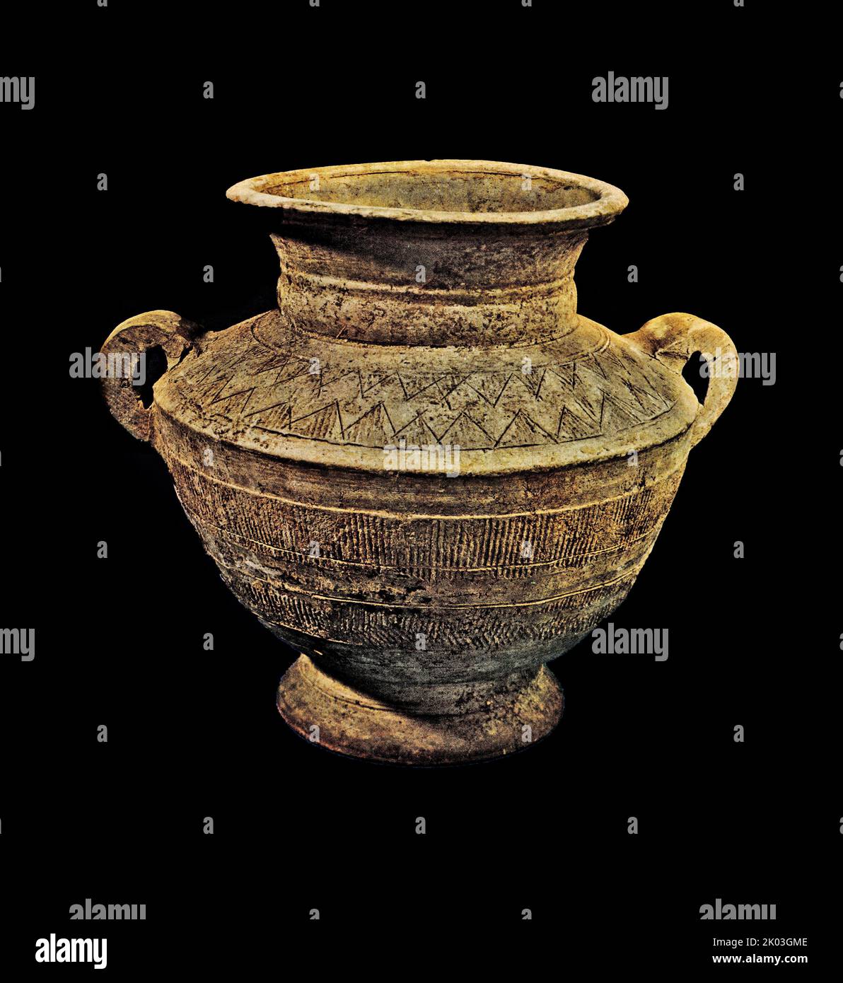 La ceramica della dinastia Shang è scavata a Guangwu are, nella provincia di Henan nel 1928. Ha le orecchie doppie, una spalla larga e un collo corto. È leggermente svasato intorno alla bocca. Ha piastrelle terrene e cenere. Foto Stock