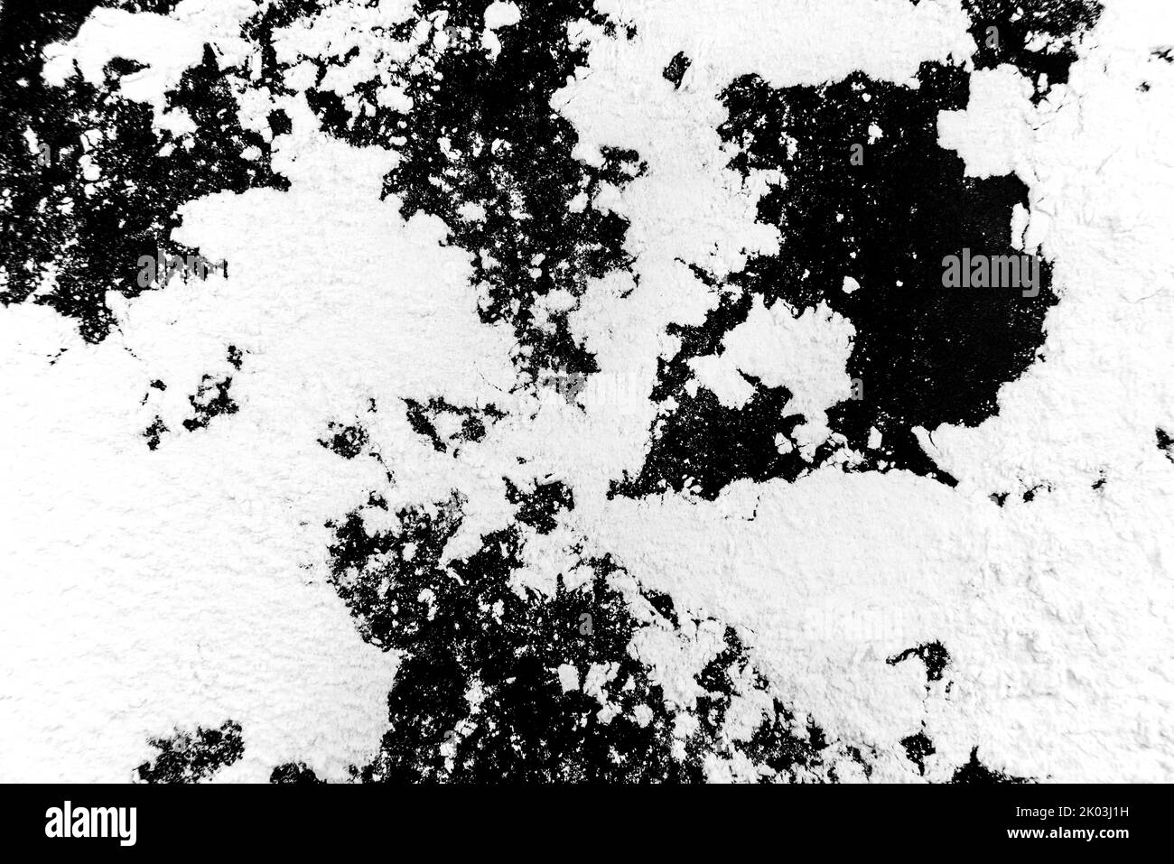 Sfondo di farina o polvere su sfondo nero con linee e strisce astratte stravaganti Foto Stock