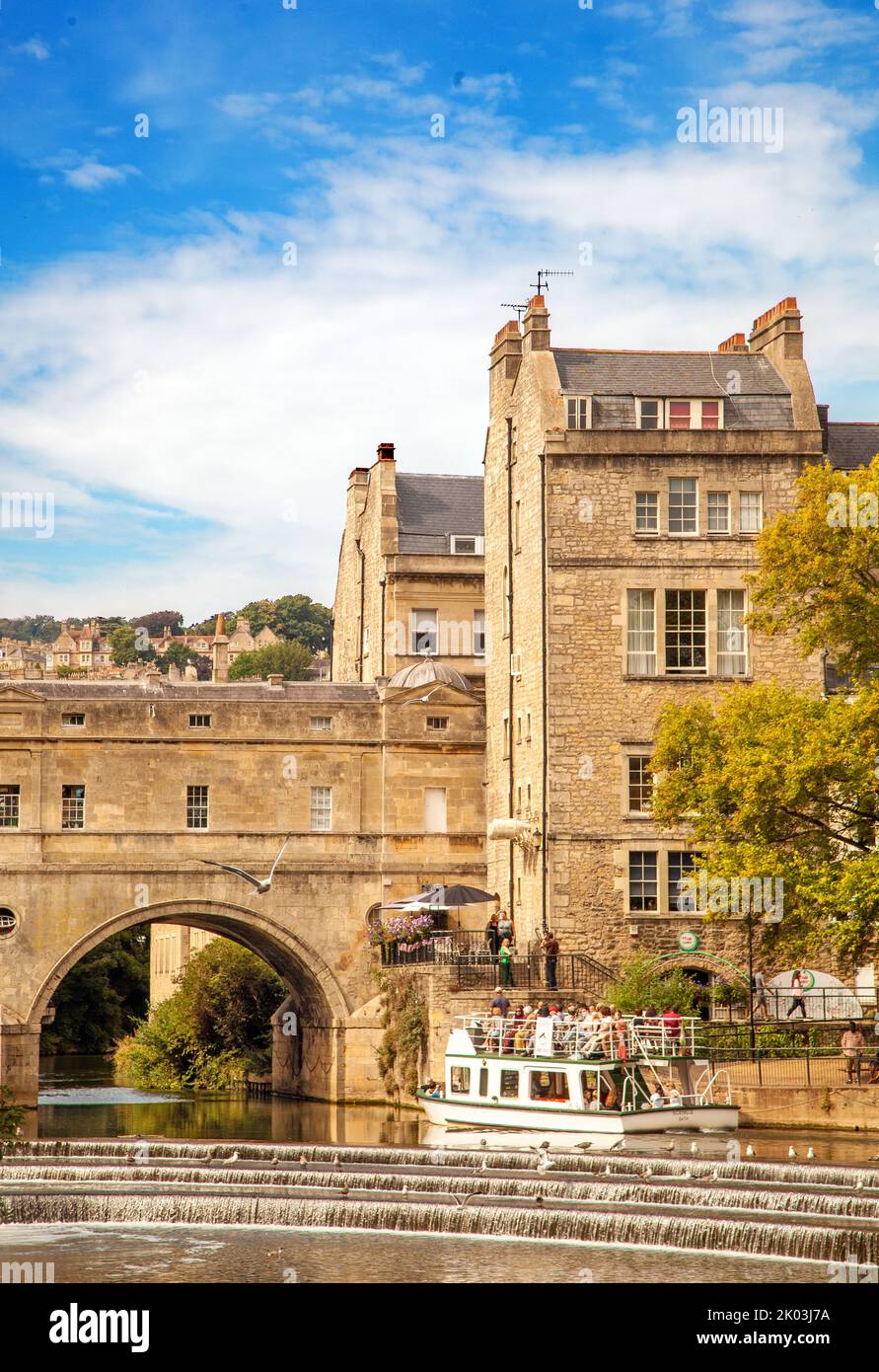 Il Pulteney Bridge sul fiume Avon nella città Somerset di Bath, progettato da Robert Adam in stile palladiano, ha negozi su entrambi i lati Foto Stock