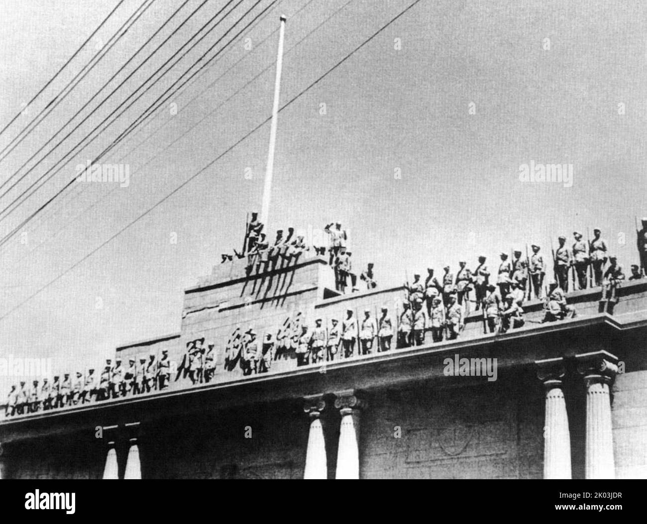 Un gruppo di soldati in piedi davanti all'Ufficio del Presidente della Cina dopo l'acquisizione comunista nell'ottobre 1949 Foto Stock