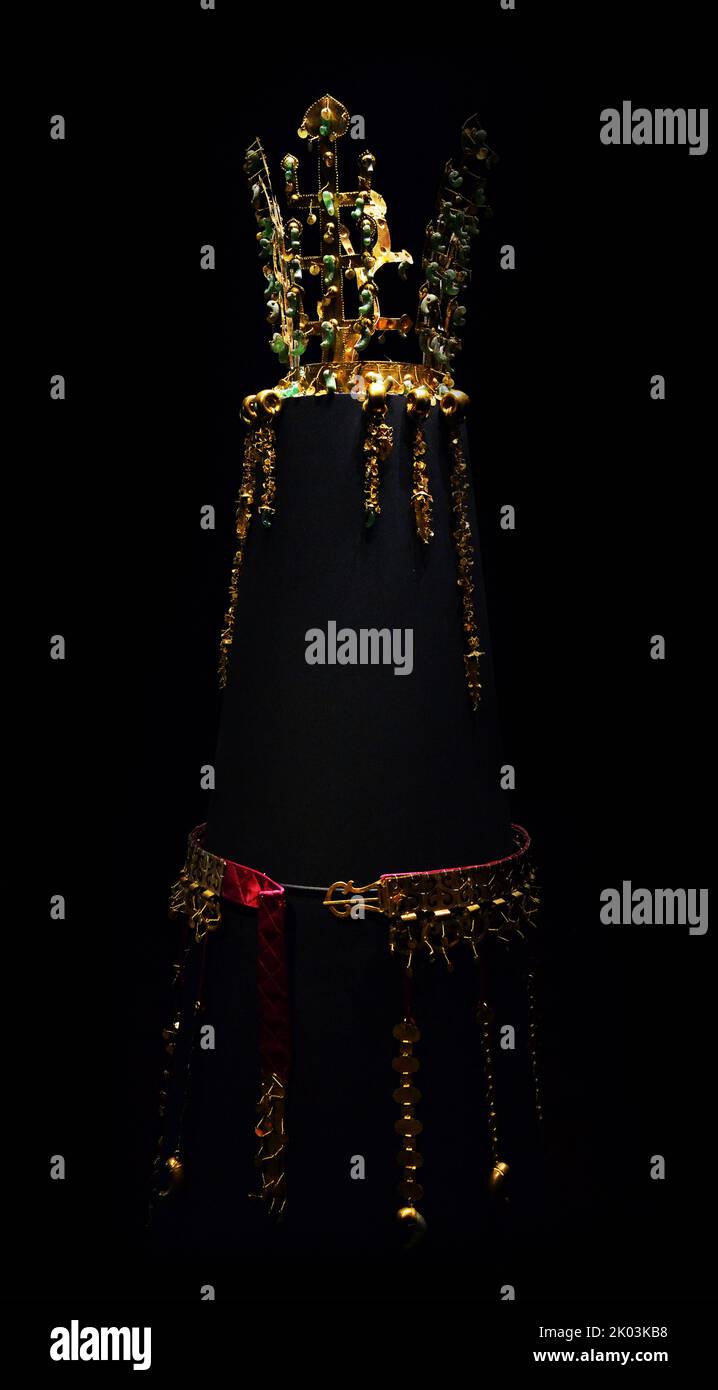 La corona d'oro di Silla da Hwangnamdaechong, ospitato nel Museo Nazionale della Corea. È un tesoro nazionale della Corea. L'altezza della corona è di 27,5 centimetri e le catene d'oro e pendenti che dangolano dalla corona, noto come Suhasik sono 13 a 30,3 centimetri di lunghezza. La corona è nota per il suo abbondante uso di giada. I Suhasik sono raggruppati in due gruppi di tre e sono disposti con le catene più lunghe sul bordo esterno alle catene più piccole più vicine alla parte anteriore della corona. Seconda metà del 5th ° secolo. Scavato dal tumulo nord della Tomba di Hwangnam Daechong. Foto Stock