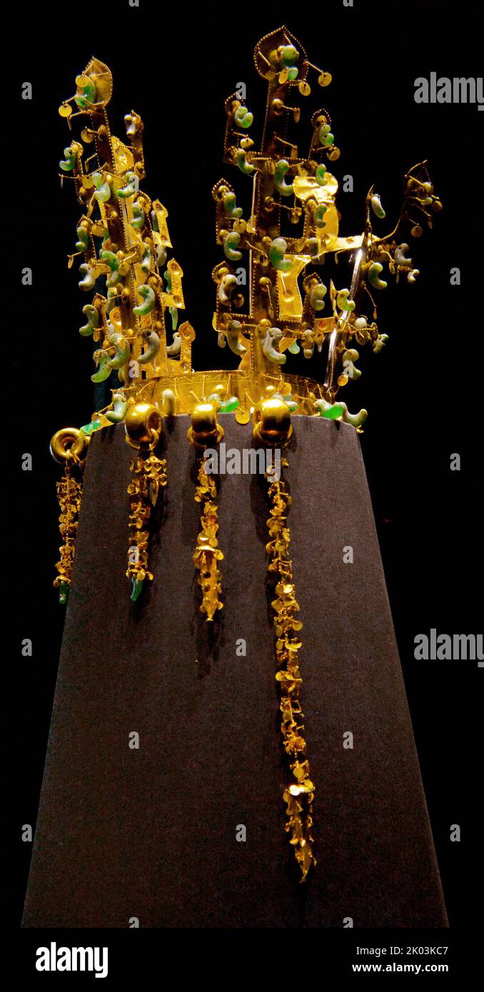 La corona d'oro di Silla da Hwangnamdaechong, ospitato nel Museo Nazionale della Corea. È un tesoro nazionale della Corea. L'altezza della corona è di 27,5 centimetri e le catene d'oro e pendenti che dangolano dalla corona, noto come Suhasik sono 13 a 30,3 centimetri di lunghezza. La corona è nota per il suo abbondante uso di giada. I Suhasik sono raggruppati in due gruppi di tre e sono disposti con le catene più lunghe sul bordo esterno alle catene più piccole più vicine alla parte anteriore della corona. Seconda metà del 5th ° secolo. Scavato dal tumulo nord della Tomba di Hwangnam Daechong. Foto Stock