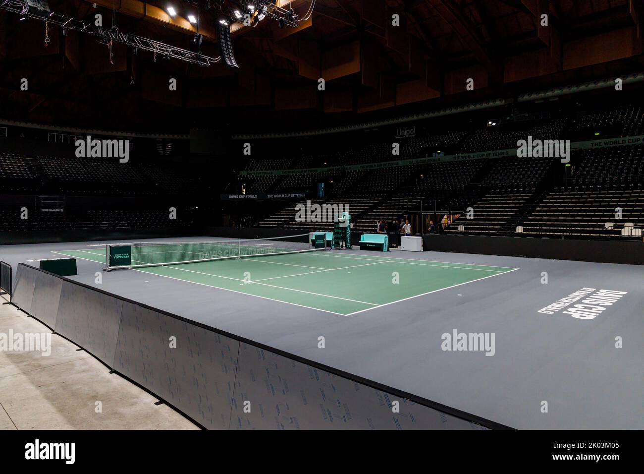 Bologna, ITALIA. Settembre 9, 2022. La corte principale è allestita all'interno dell'arena Unipol di Casalecchio di Reno, nei pressi di Bologna (Italia). Dopo 46 anni, Bologna ospiterà uno dei round della Coppa Davis di Rakuten. L'allestimento dell'Arena Unipol a Casalecchio di Reno è stato completato: Da martedì 13 a domenica 18 settembre ospiterà le partite della squadra italiana insieme a Croazia, Argentina e Svezia. La struttura sarà in grado di ospitare fino a 8275 tifosi al giorno e sono stati allestiti tre campi: Il campo principale più due campi di formazione. Credito: Massimiliano Donati/Alamy L Foto Stock