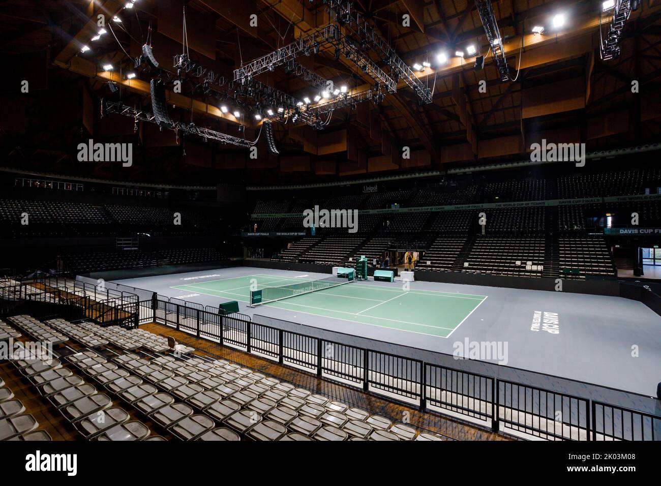 Bologna, ITALIA. Settembre 9, 2022. La corte principale è allestita all'interno dell'arena Unipol di Casalecchio di Reno, nei pressi di Bologna (Italia). Dopo 46 anni, Bologna ospiterà uno dei round della Coppa Davis di Rakuten. L'allestimento dell'Arena Unipol a Casalecchio di Reno è stato completato: Da martedì 13 a domenica 18 settembre ospiterà le partite della squadra italiana insieme a Croazia, Argentina e Svezia. La struttura sarà in grado di ospitare fino a 8275 tifosi al giorno e sono stati allestiti tre campi: Il campo principale più due campi di formazione. Credito: Massimiliano Donati/Alamy L Foto Stock