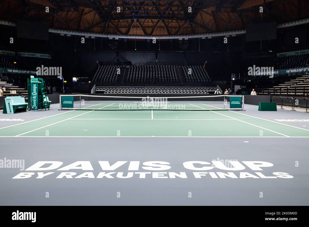 Bologna, ITALIA. Settembre 9, 2022. La corte principale è allestita all'interno dell'arena Unipol di Casalecchio di Reno, nei pressi di Bologna (Italia). Dopo 46 anni, Bologna ospiterà uno dei round della Coppa Davis di Rakuten. L'allestimento dell'Arena Unipol a Casalecchio di Reno è stato completato: Da martedì 13 a domenica 18 settembre ospiterà le partite della squadra italiana insieme a Croazia, Argentina e Svezia. La struttura sarà in grado di ospitare fino a 8275 tifosi al giorno e sono stati allestiti tre campi: Il campo principale più due campi di formazione. Credito: Massimiliano Donati/Alamy L Foto Stock