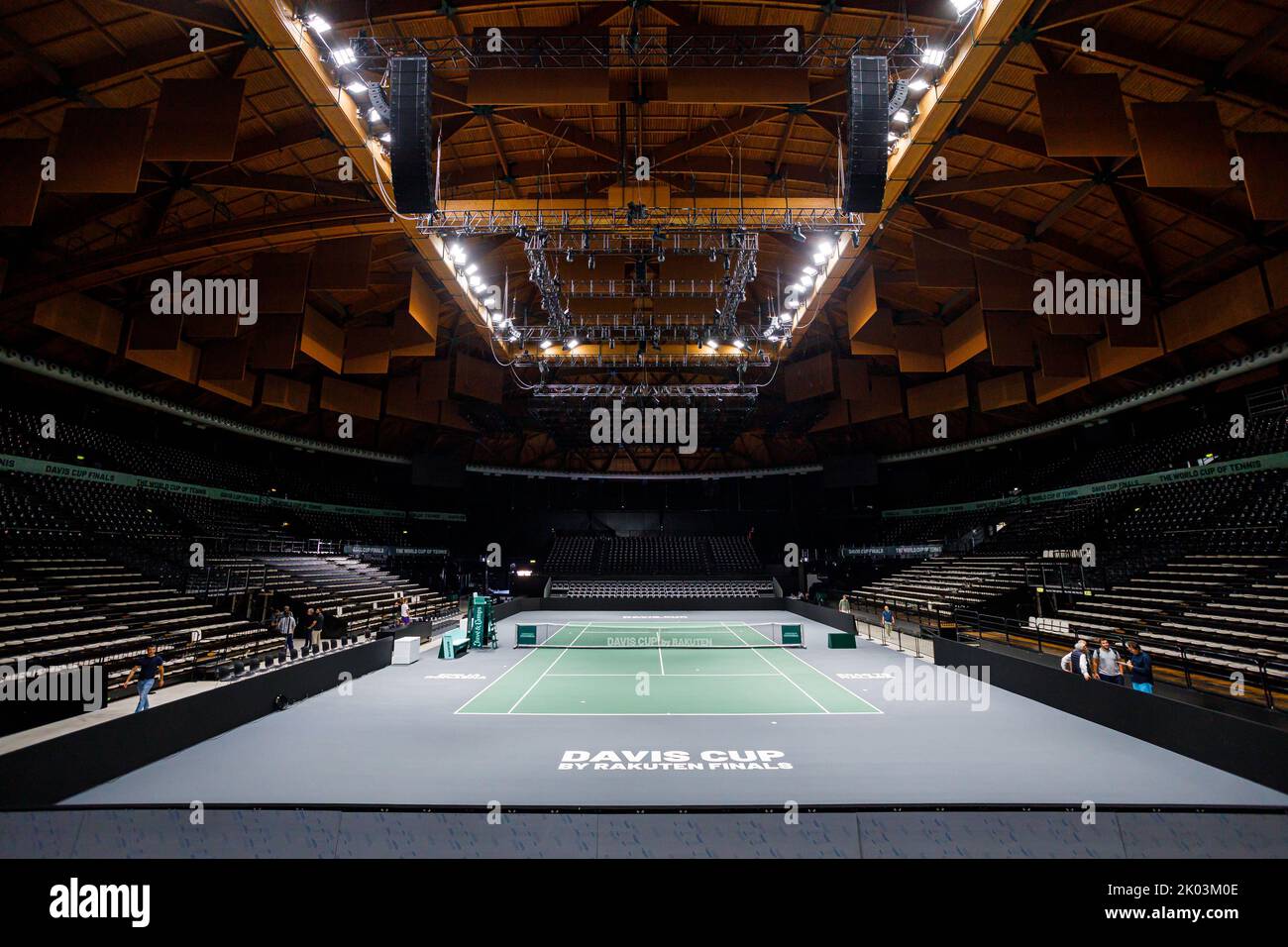 Bologna, ITALIA. Settembre 9, 2022. La corte principale è allestita all'interno dell'arena Unipol di Casalecchio di Reno, nei pressi di Bologna (Italia). Dopo 46 anni, Bologna ospiterà uno dei round della Coppa Davis di Rakuten. L'allestimento dell'Arena Unipol a Casalecchio di Reno è stato completato: Da martedì 13 a domenica 18 settembre ospiterà le partite della squadra italiana insieme a Croazia, Argentina e Svezia. La struttura sarà in grado di ospitare fino a 8275 tifosi al giorno e sono stati allestiti tre campi: Il campo principale più due campi di formazione. Credito: Massimiliano Donati/Alamy L Foto Stock