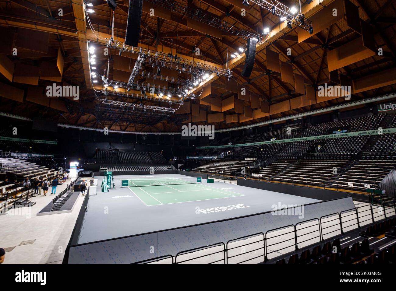 Bologna, ITALIA. Settembre 9, 2022. La corte principale è allestita all'interno dell'arena Unipol di Casalecchio di Reno, nei pressi di Bologna (Italia). Dopo 46 anni, Bologna ospiterà uno dei round della Coppa Davis di Rakuten. L'allestimento dell'Arena Unipol a Casalecchio di Reno è stato completato: Da martedì 13 a domenica 18 settembre ospiterà le partite della squadra italiana insieme a Croazia, Argentina e Svezia. La struttura sarà in grado di ospitare fino a 8275 tifosi al giorno e sono stati allestiti tre campi: Il campo principale più due campi di formazione. Credito: Massimiliano Donati/Alamy L Foto Stock