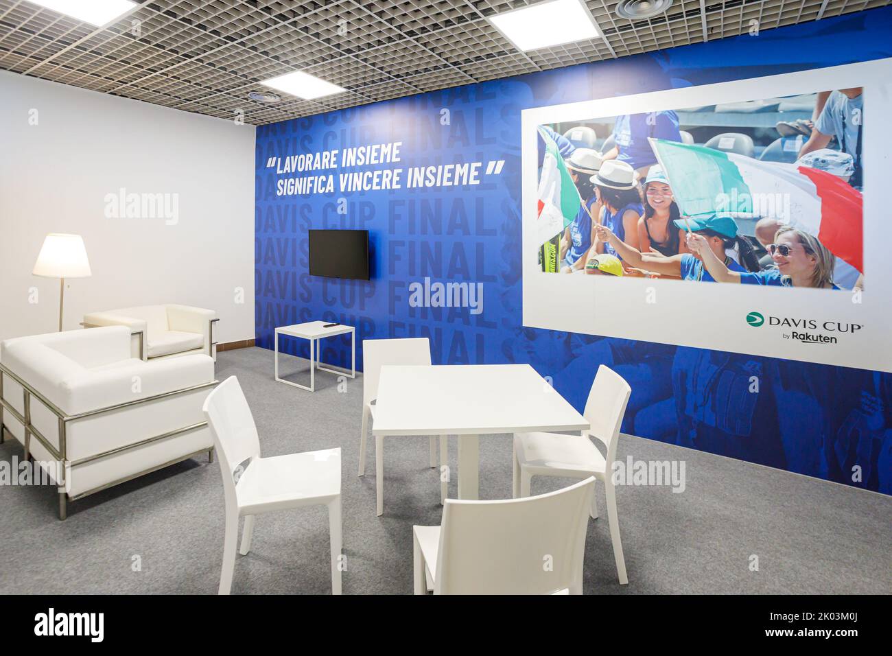 Bologna, ITALIA. Settembre 9, 2022. Lo spogliatoio della nazionale italiana di tennis è pronto all'interno dell'Arena Unipol di Casalecchio di Reno (Bologna). Dopo 46 anni, Bologna ospiterà uno dei round della Coppa Davis di Rakuten. L'allestimento dell'Arena Unipol a Casalecchio di Reno è stato completato: Da martedì 13 a domenica 18 settembre ospiterà le partite della squadra italiana insieme a Croazia, Argentina e Svezia. La struttura sarà in grado di ospitare fino a 8275 tifosi al giorno e sono stati allestiti tre campi: Il campo principale più due campi di formazione. Credito: Foto Stock