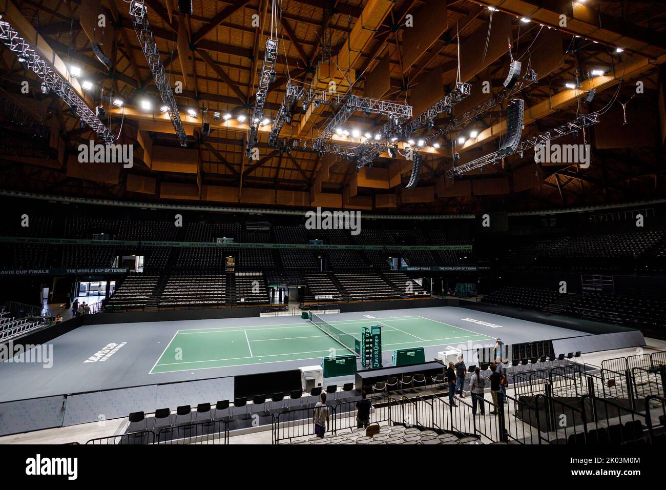 Bologna, ITALIA. Settembre 9, 2022. La corte principale è allestita all'interno dell'arena Unipol di Casalecchio di Reno, nei pressi di Bologna (Italia). Dopo 46 anni, Bologna ospiterà uno dei round della Coppa Davis di Rakuten. L'allestimento dell'Arena Unipol a Casalecchio di Reno è stato completato: Da martedì 13 a domenica 18 settembre ospiterà le partite della squadra italiana insieme a Croazia, Argentina e Svezia. La struttura sarà in grado di ospitare fino a 8275 tifosi al giorno e sono stati allestiti tre campi: Il campo principale più due campi di formazione. Credito: Massimiliano Donati/Alamy L Foto Stock