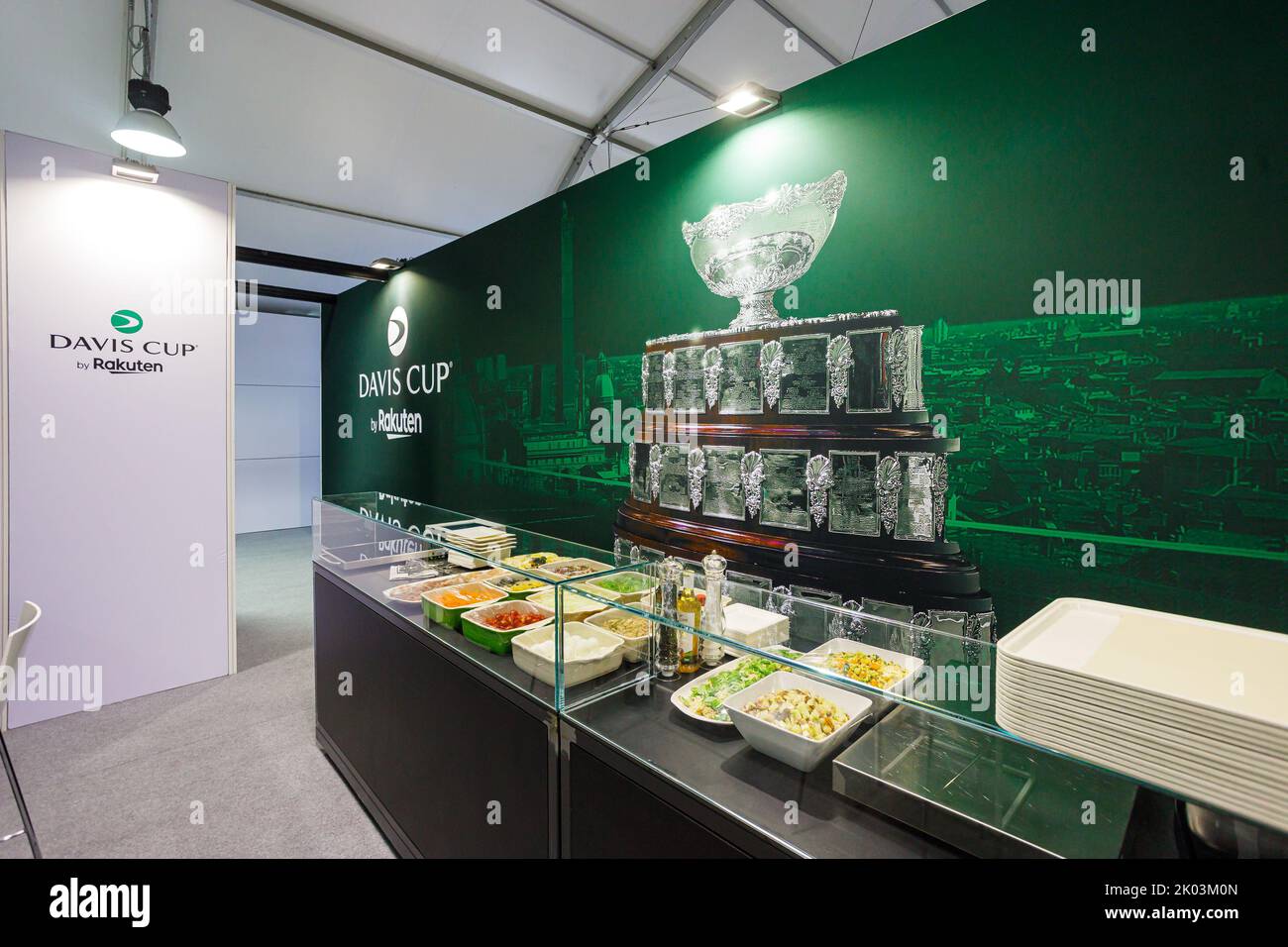 Bologna, ITALIA. Settembre 9, 2022. Un ristorante è stato allestito per tutti gli atleti appena fuori dall'Arena Unipol di Casalecchio di Reno (Bologna). Dopo 46 anni, Bologna ospiterà uno dei round della Coppa Davis di Rakuten. L'allestimento dell'Arena Unipol a Casalecchio di Reno è stato completato: Da martedì 13 a domenica 18 settembre ospiterà le partite della squadra italiana insieme a Croazia, Argentina e Svezia. La struttura sarà in grado di ospitare fino a 8275 tifosi al giorno e sono stati allestiti tre campi: Il campo principale più due campi di formazione. Credito: Massimiliano Don Foto Stock