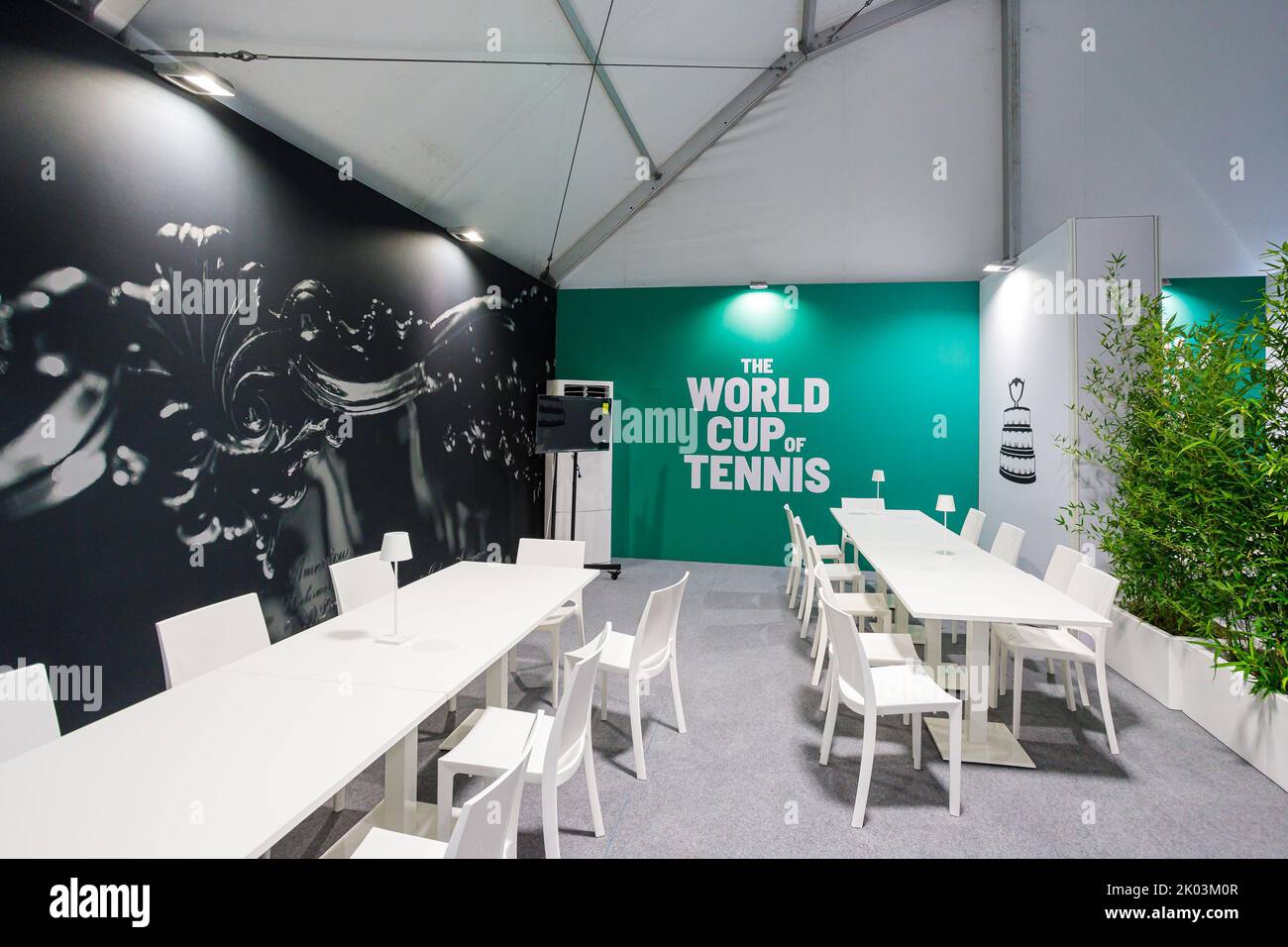 Bologna, ITALIA. Settembre 9, 2022. Un ristorante è stato allestito per tutti gli atleti appena fuori dall'Arena Unipol di Casalecchio di Reno (Bologna). Dopo 46 anni, Bologna ospiterà uno dei round della Coppa Davis di Rakuten. L'allestimento dell'Arena Unipol a Casalecchio di Reno è stato completato: Da martedì 13 a domenica 18 settembre ospiterà le partite della squadra italiana insieme a Croazia, Argentina e Svezia. La struttura sarà in grado di ospitare fino a 8275 tifosi al giorno e sono stati allestiti tre campi: Il campo principale più due campi di formazione. Credito: Massimiliano Don Foto Stock