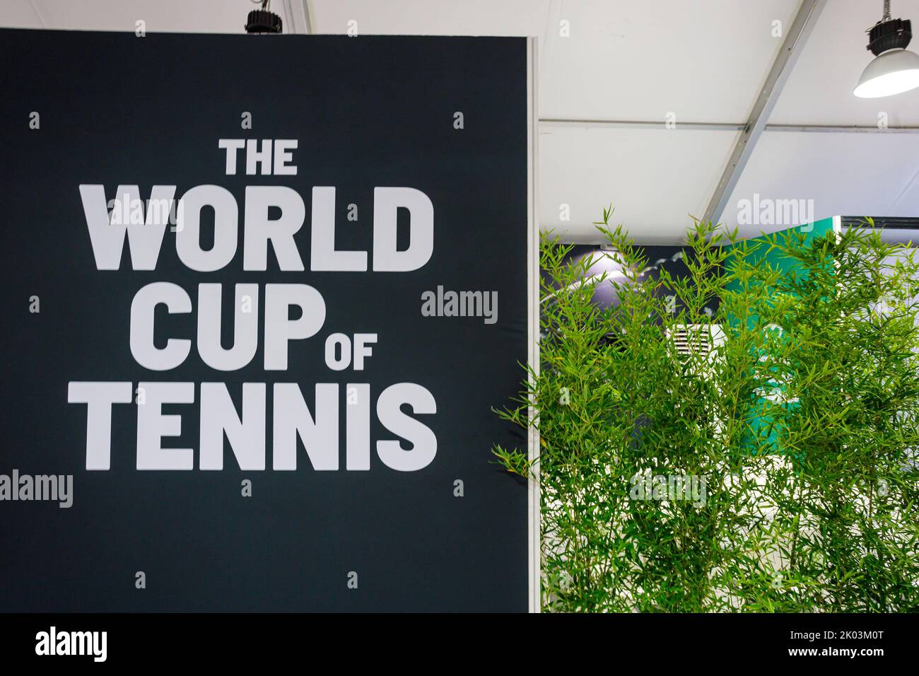 Bologna, ITALIA. Settembre 9, 2022. Un ristorante è stato allestito per tutti gli atleti appena fuori dall'Arena Unipol di Casalecchio di Reno (Bologna). Dopo 46 anni, Bologna ospiterà uno dei round della Coppa Davis di Rakuten. L'allestimento dell'Arena Unipol a Casalecchio di Reno è stato completato: Da martedì 13 a domenica 18 settembre ospiterà le partite della squadra italiana insieme a Croazia, Argentina e Svezia. La struttura sarà in grado di ospitare fino a 8275 tifosi al giorno e sono stati allestiti tre campi: Il campo principale più due campi di formazione. Credito: Massimiliano Don Foto Stock