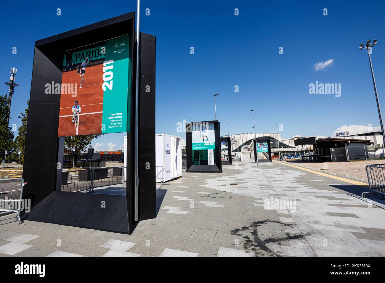 Bologna, ITALIA. Settembre 9, 2022. È stata allestita una zona fan per tutti gli spettatori all'esterno dell'Arena Unipol di Casalecchio di Reno (Bologna). Dopo 46 anni, Bologna ospiterà uno dei round della Coppa Davis di Rakuten. L'allestimento dell'Arena Unipol a Casalecchio di Reno è stato completato: Da martedì 13 a domenica 18 settembre ospiterà le partite della squadra italiana insieme a Croazia, Argentina e Svezia. La struttura sarà in grado di ospitare fino a 8275 tifosi al giorno e sono stati allestiti tre campi: Il campo principale più due campi di formazione. Credito: Massimiliano do Foto Stock