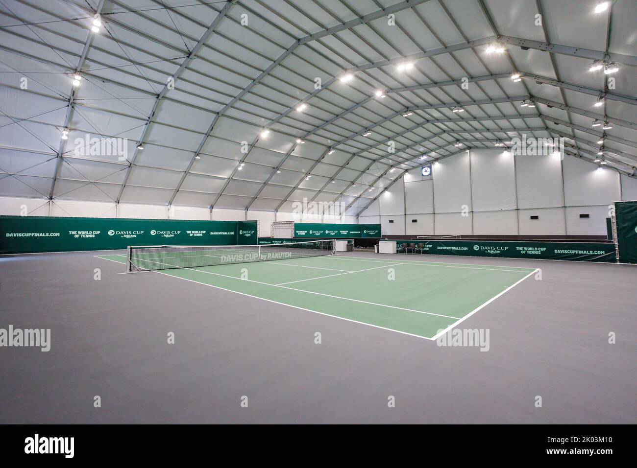 Bologna, ITALIA. Settembre 9, 2022. Appena fuori dall'Arena Unipol di Casalecchio di Reno (Bologna) sono allestiti due campi di allenamento. Dopo 46 anni, Bologna ospiterà uno dei round della Coppa Davis di Rakuten. L'allestimento dell'Arena Unipol a Casalecchio di Reno è stato completato: Da martedì 13 a domenica 18 settembre ospiterà le partite della squadra italiana insieme a Croazia, Argentina e Svezia. La struttura sarà in grado di ospitare fino a 8275 tifosi al giorno e sono stati allestiti tre campi: Il campo principale più due campi di formazione. Credito: Massimiliano Donati/Alamy L Foto Stock