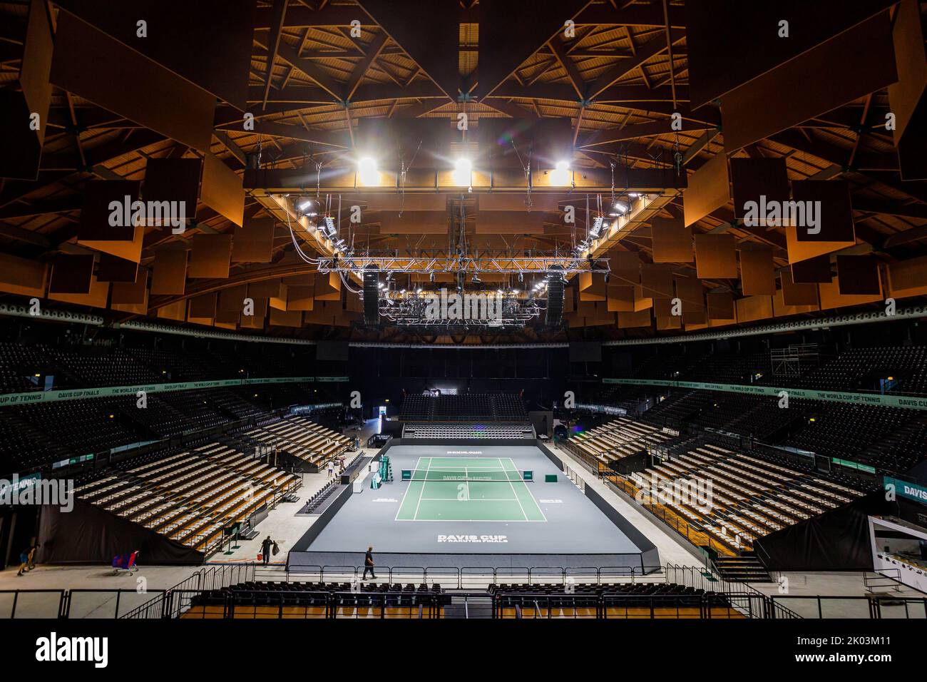 Bologna, ITALIA. Settembre 9, 2022. La corte principale è allestita all'interno dell'arena Unipol di Casalecchio di Reno, nei pressi di Bologna (Italia). Dopo 46 anni, Bologna ospiterà uno dei round della Coppa Davis di Rakuten. L'allestimento dell'Arena Unipol a Casalecchio di Reno è stato completato: Da martedì 13 a domenica 18 settembre ospiterà le partite della squadra italiana insieme a Croazia, Argentina e Svezia. La struttura sarà in grado di ospitare fino a 8275 tifosi al giorno e sono stati allestiti tre campi: Il campo principale più due campi di formazione. Credito: Massimiliano Donati/Alamy L Foto Stock