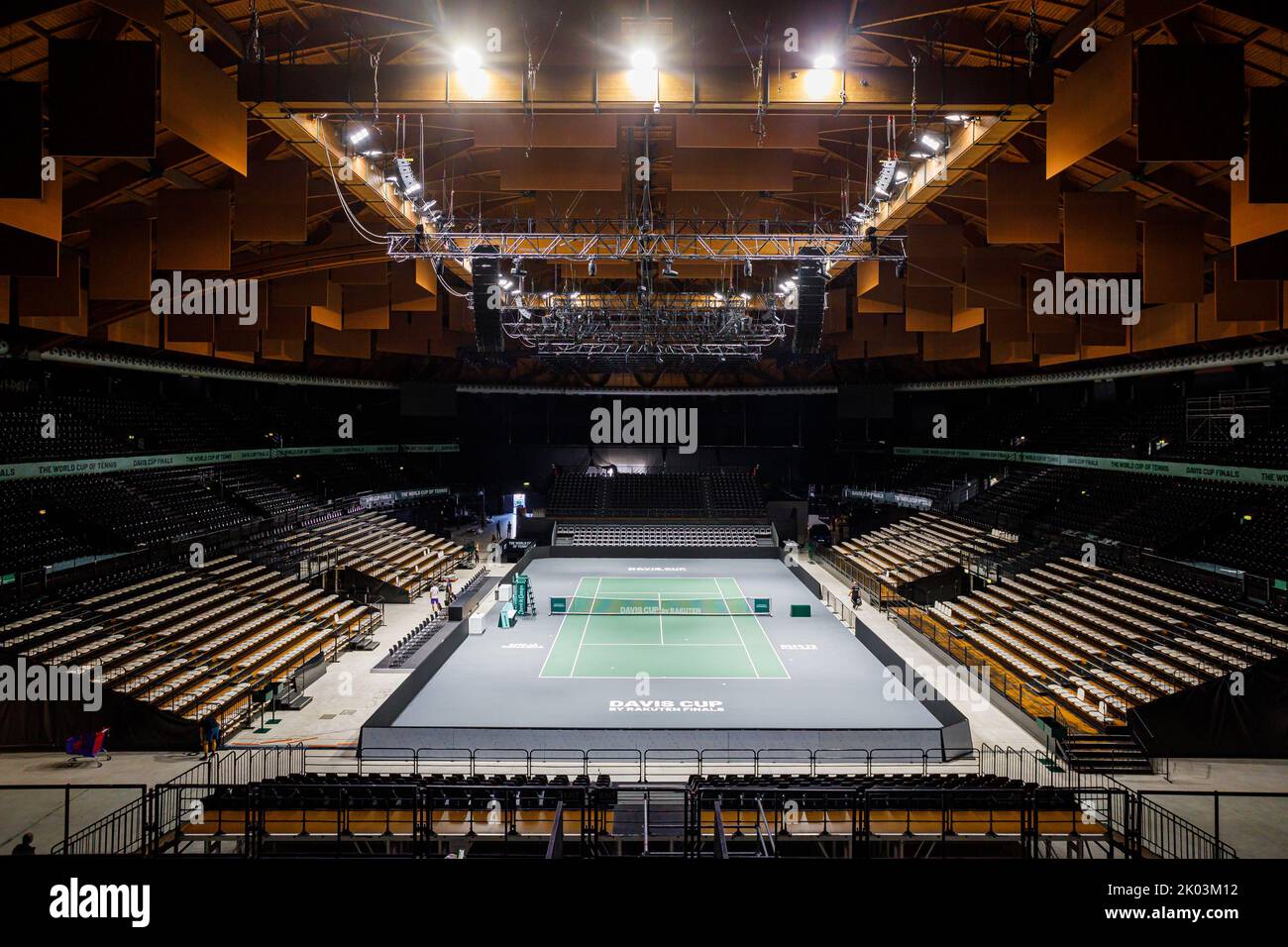 Bologna, ITALIA. Settembre 9, 2022. La corte principale è allestita all'interno dell'arena Unipol di Casalecchio di Reno, nei pressi di Bologna (Italia). Dopo 46 anni, Bologna ospiterà uno dei round della Coppa Davis di Rakuten. L'allestimento dell'Arena Unipol a Casalecchio di Reno è stato completato: Da martedì 13 a domenica 18 settembre ospiterà le partite della squadra italiana insieme a Croazia, Argentina e Svezia. La struttura sarà in grado di ospitare fino a 8275 tifosi al giorno e sono stati allestiti tre campi: Il campo principale più due campi di formazione. Credito: Massimiliano Donati/Alamy L Foto Stock