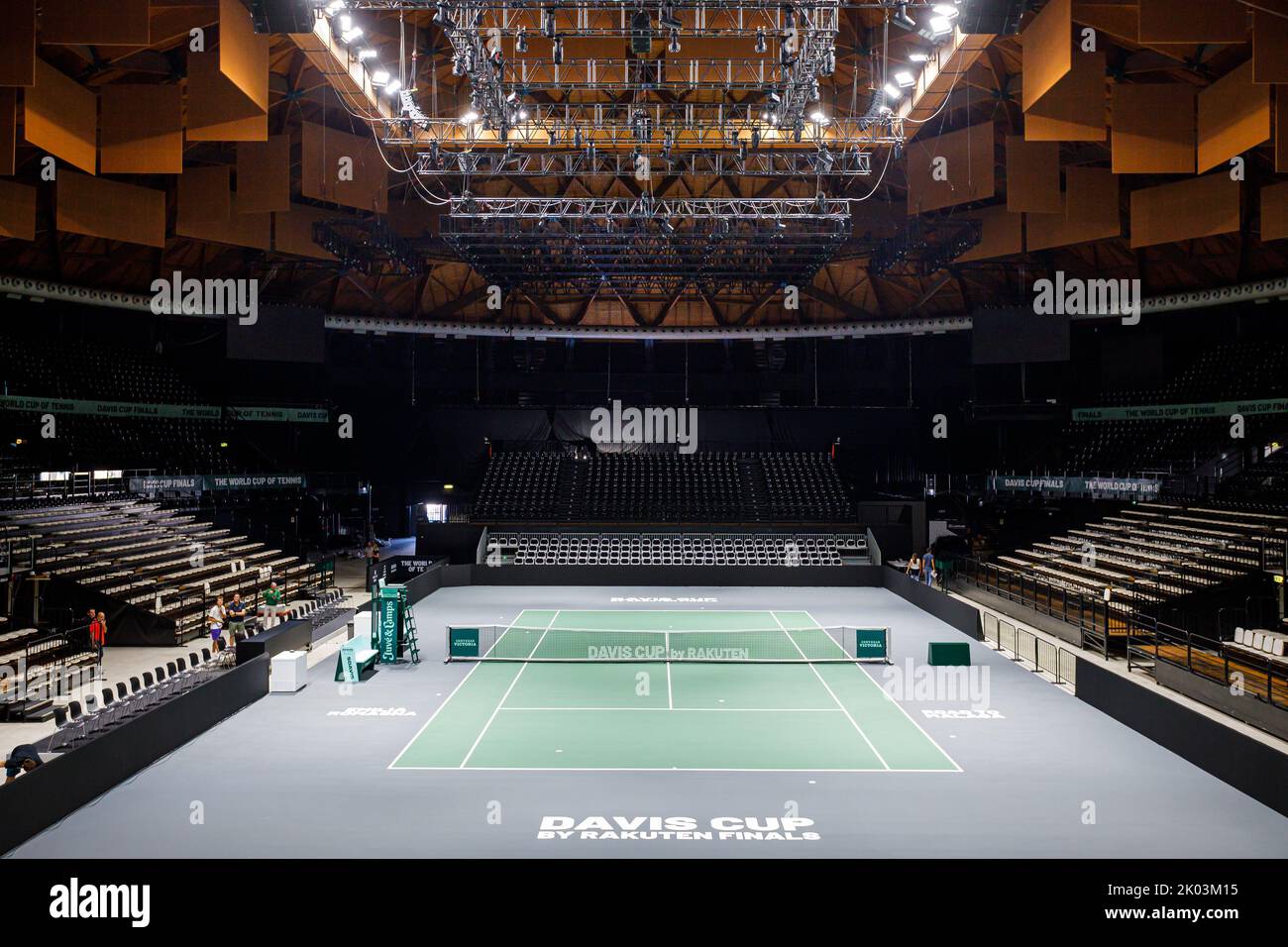 Bologna, ITALIA. Settembre 9, 2022. La corte principale è allestita all'interno dell'arena Unipol di Casalecchio di Reno, nei pressi di Bologna (Italia). Dopo 46 anni, Bologna ospiterà uno dei round della Coppa Davis di Rakuten. L'allestimento dell'Arena Unipol a Casalecchio di Reno è stato completato: Da martedì 13 a domenica 18 settembre ospiterà le partite della squadra italiana insieme a Croazia, Argentina e Svezia. La struttura sarà in grado di ospitare fino a 8275 tifosi al giorno e sono stati allestiti tre campi: Il campo principale più due campi di formazione. Credito: Massimiliano Donati/Alamy L Foto Stock
