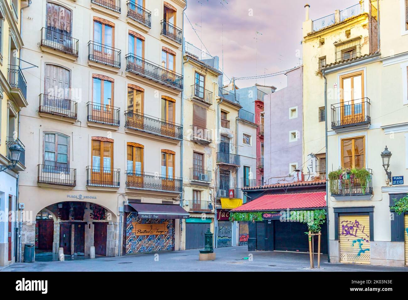 Piccole aziende ed edifici durante le ore mattutine a Valencia, Spagna Foto Stock