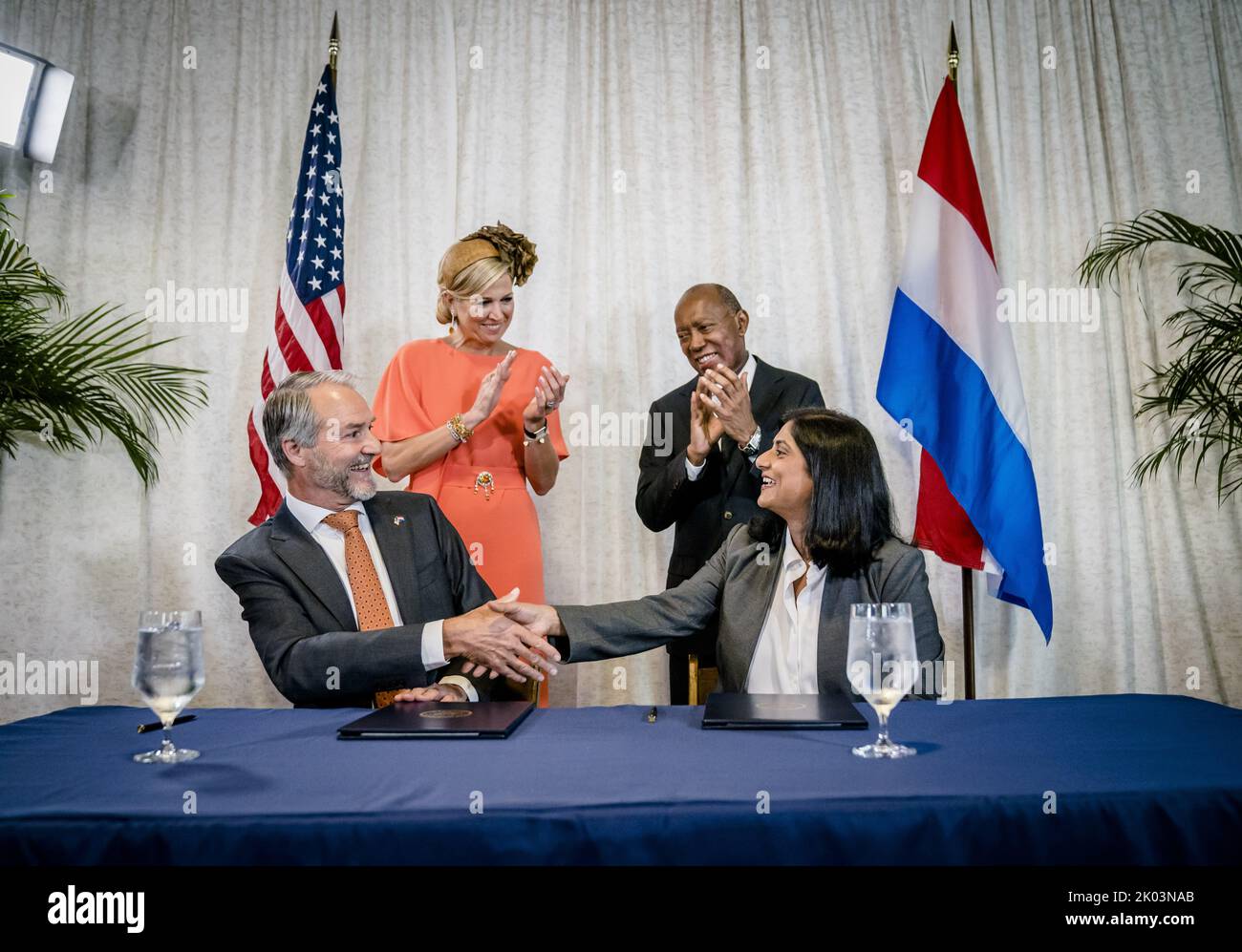 2022-09-09 11:22:29:19 HOUSTON - (VLNR) Arnoud Molenaar, Chief Resilience Officer della città di Rotterdam, Mayor Turner di Houston, Queen Maxima e Priya Zachariah Chief Resilience and Sustainability Officer, durante la firma di un accordo tra Rotterdam e Houston, dove la visita di lavoro di quattro giorni è conclusa. Il viaggio è stato dominato principalmente dalle relazioni economiche. ANP BART MAAT netherlands OUT - belgio OUT Foto Stock