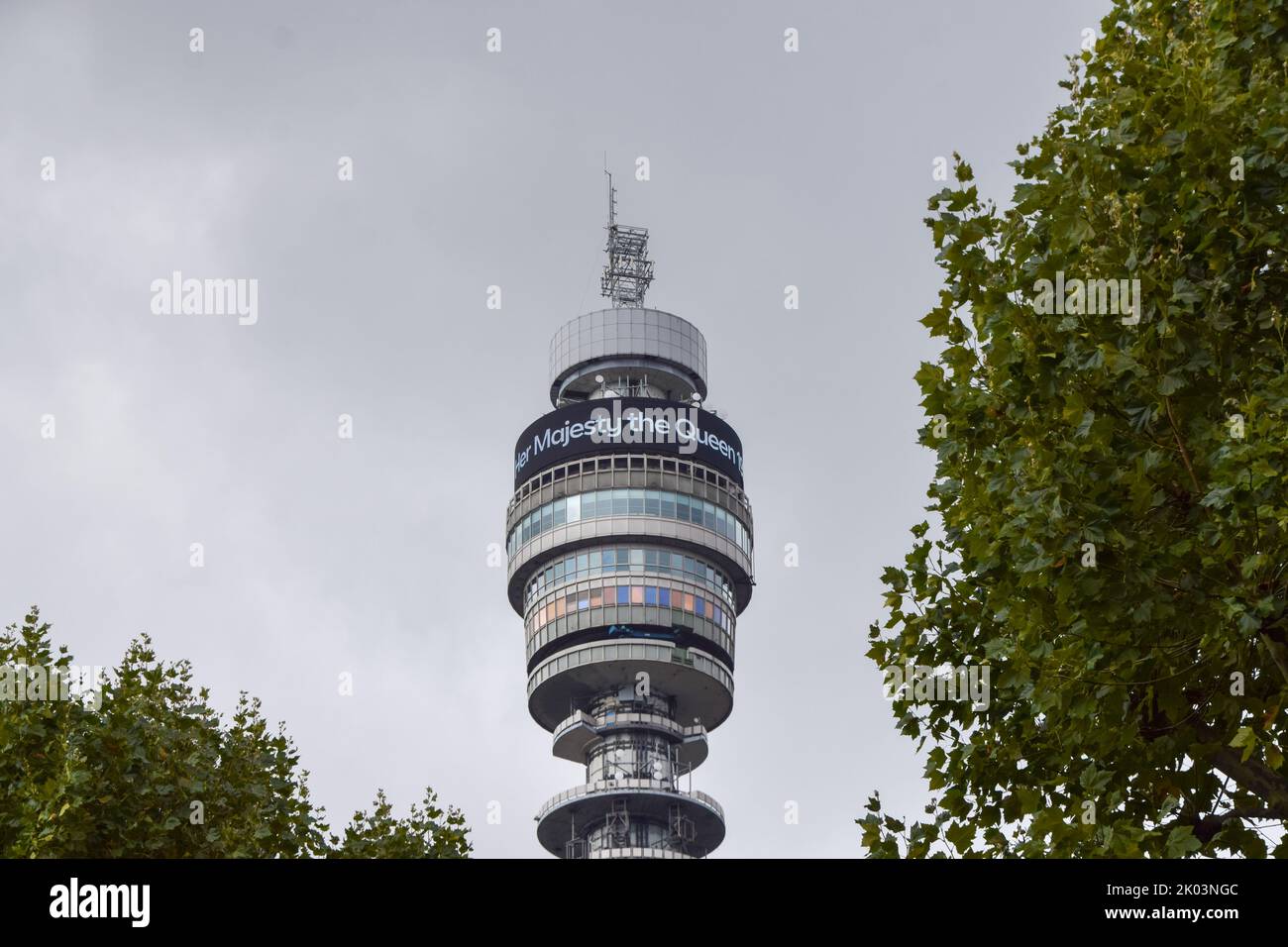 Londra, Inghilterra, Regno Unito. 9th Set, 2022. BT Tower mostra un tributo come la regina Elisabetta II muore, 96 anni. (Credit Image: © Vuk Valcic/ZUMA Press Wire) Foto Stock