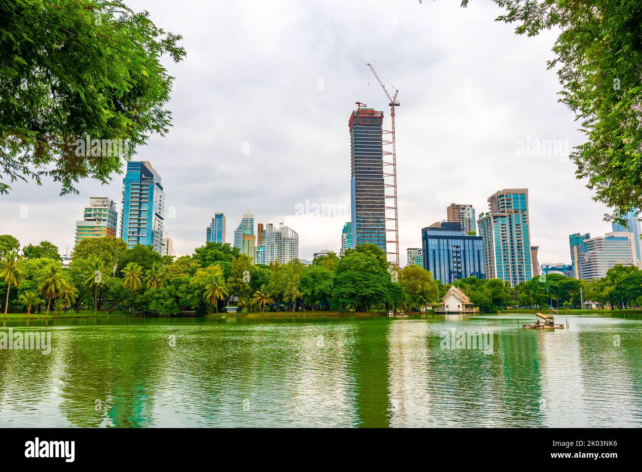 Bangkok vista panoramica dal parco Lumpini nel centro della città. Foto panoramica dei grattacieli e degli edifici futuristici in metallo e vetro. Vista dal Foto Stock