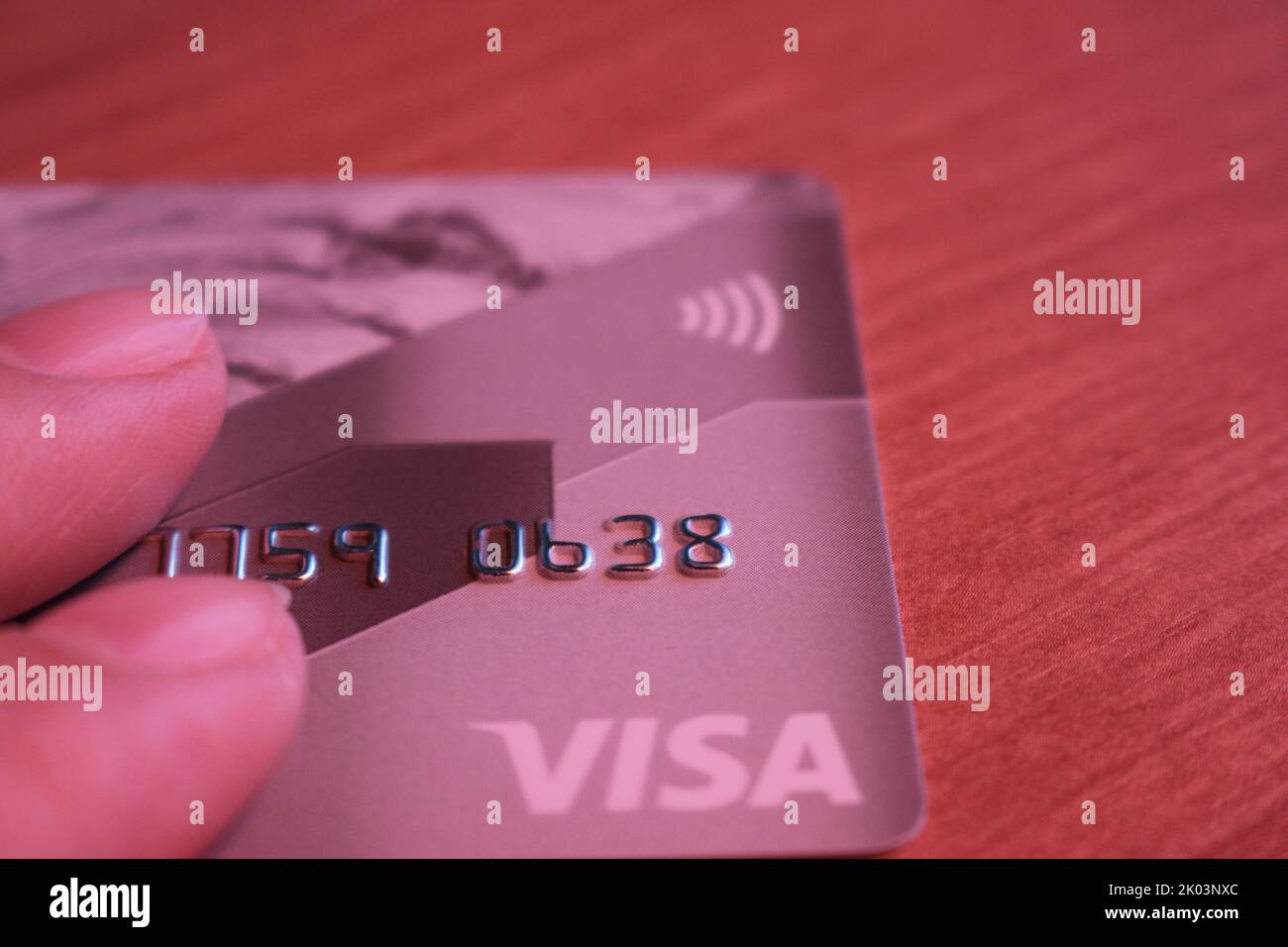 Carta di credito Visa in mano. Primo piano del logo Visa. Russia - 9 settembre 2022. Foto Stock
