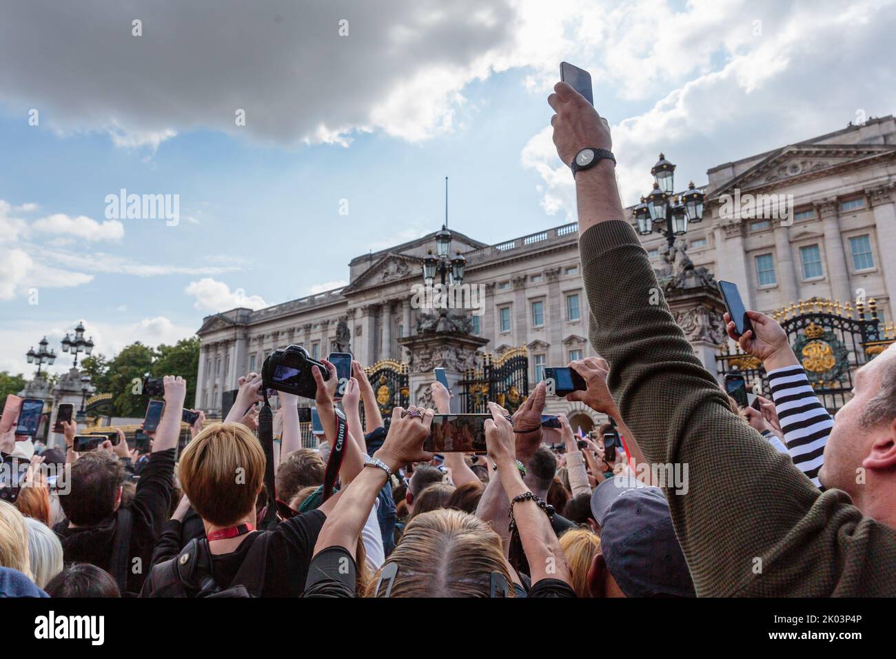 Buckingham Palace, Londra, Regno Unito. 9th settembre 2022. Dopo l'annuncio di ieri che la regina Elisabetta II, monarca britannico che regna da più tempo, era morta all'età di 96 anni a Balmoral, Scozia, brava brama che si era radunata alle porte di Buckingham Palace per piangere l'ex monarca, alzare i loro telefoni cellulari per catturare l'arrivo del figlio maggiore, Ora conosciuto come re Carlo III Amanda Rose/Alamy Live News Foto Stock