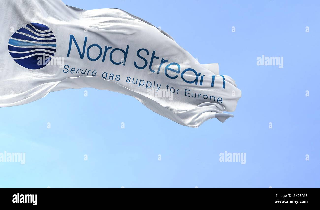 Greifswald, GER, settembre 2022: Bandiera con il logo Nord Stream che sventola al tifoso in una giornata limpida. Nord Stream è un gasdotto che transiti direttamente Foto Stock