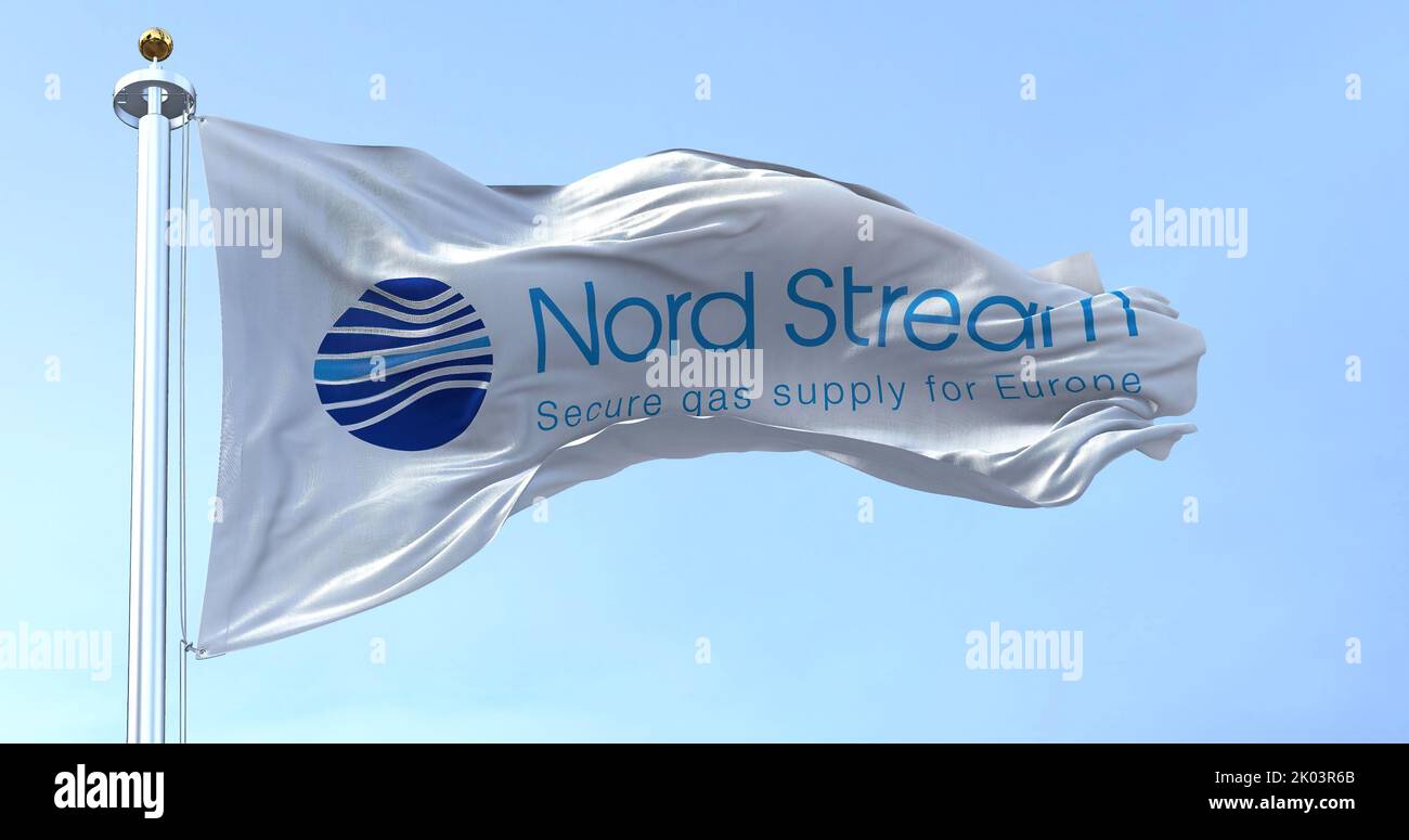 Greifswald, GER, settembre 2022: Bandiera con il logo Nord Stream che sventola al tifoso in una giornata limpida. Nord Stream è un gasdotto che transiti direttamente Foto Stock