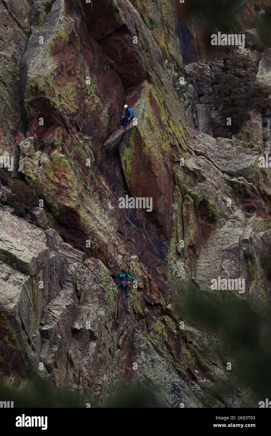 Due arrampicatori di roccia in scala blu su una faccia ripida nel canyon di Eldorado in Colorado. Foto Stock