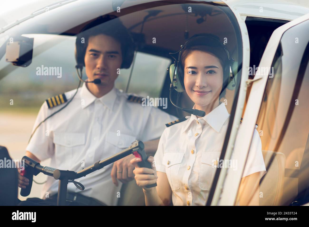 Piloti cinesi seduti in elicottero Foto Stock