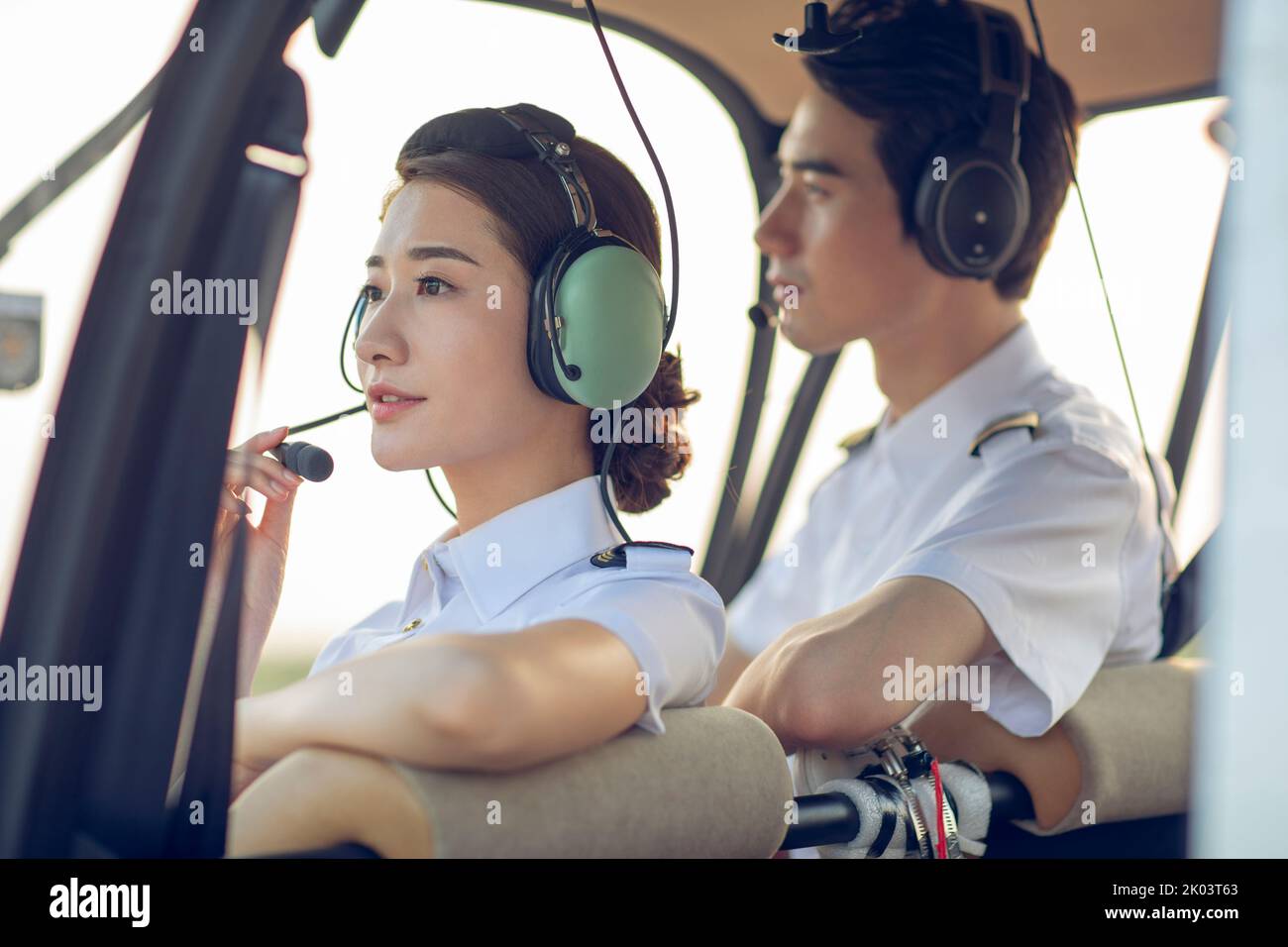 Piloti cinesi seduti in elicottero Foto Stock
